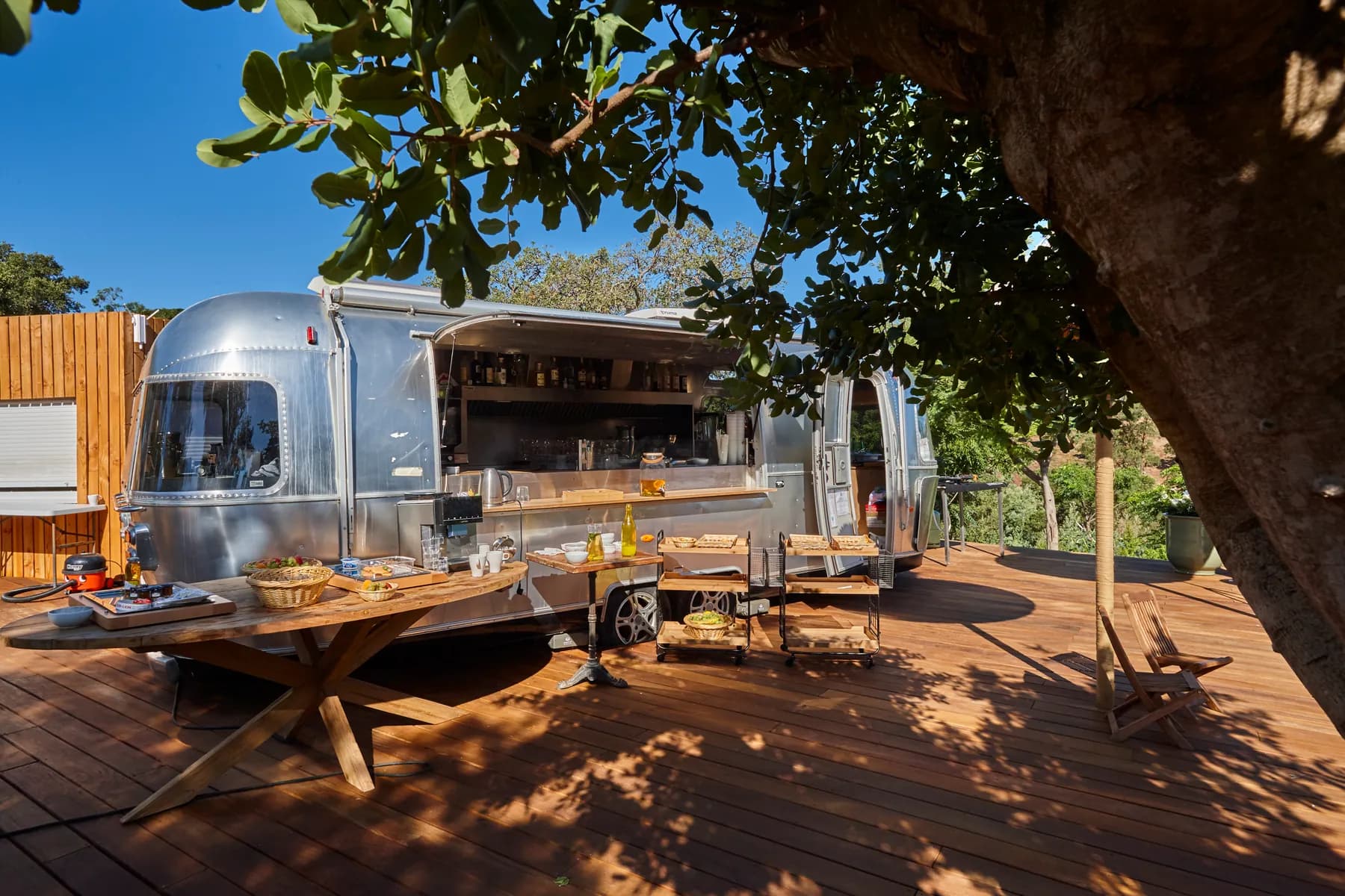 Le bar Airstream vintage en aluminium de L'Azéa, ouvert sur la terrasse