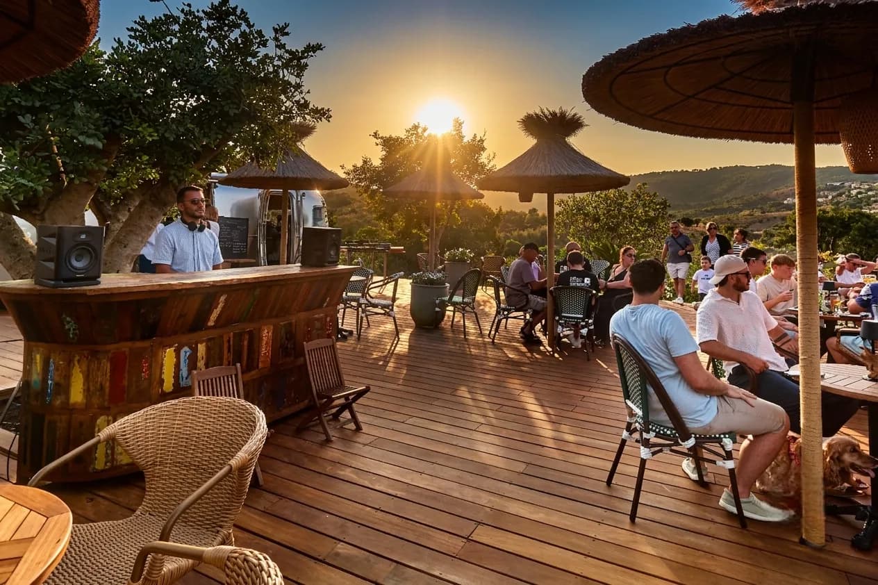 Préparation des boissons au comptoir en bois au coucher du soleil