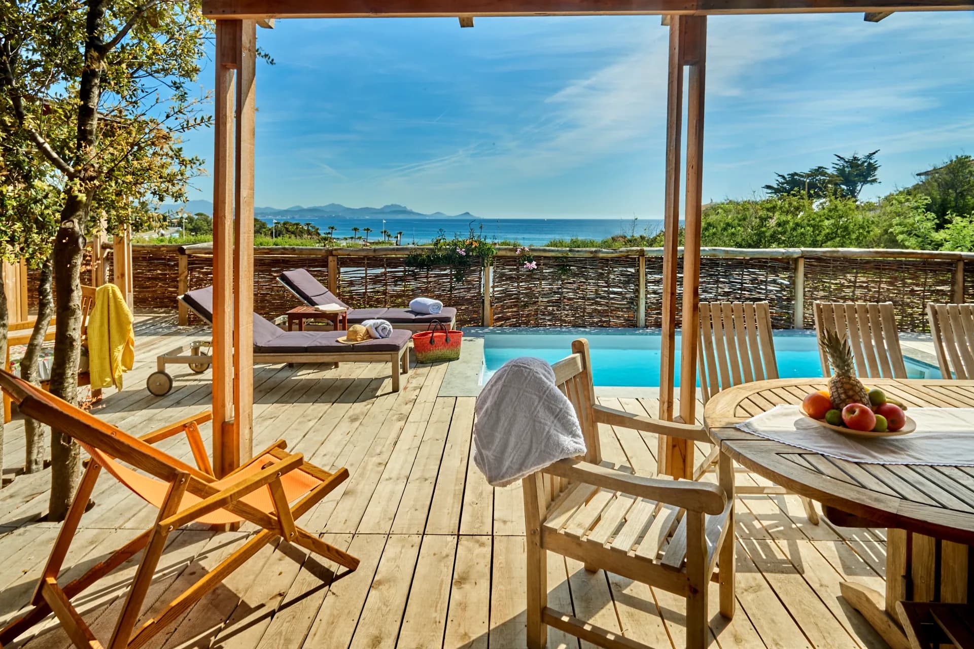 La terrasse et la piscine du camping Le Paradis des Campeurs aux Issambres